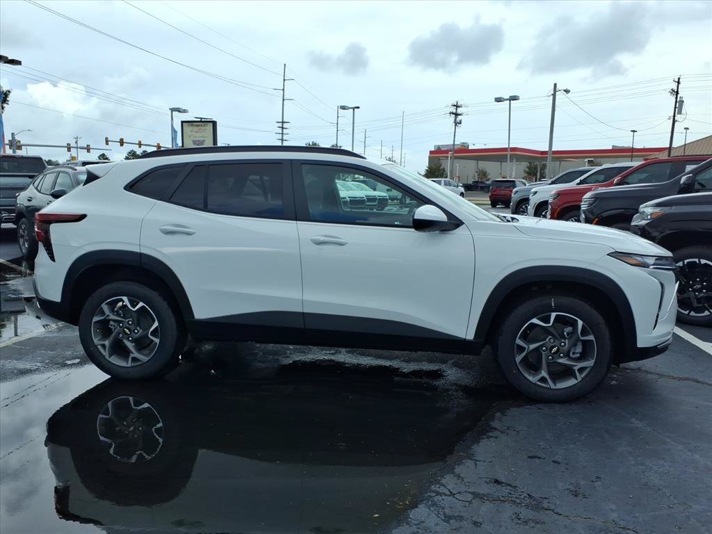 New 2026 Chevrolet Trax LT w/ Driver Confidence Package FWD image 2