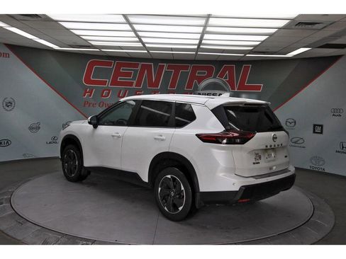 Used 2024 Nissan Rogue SV image 5