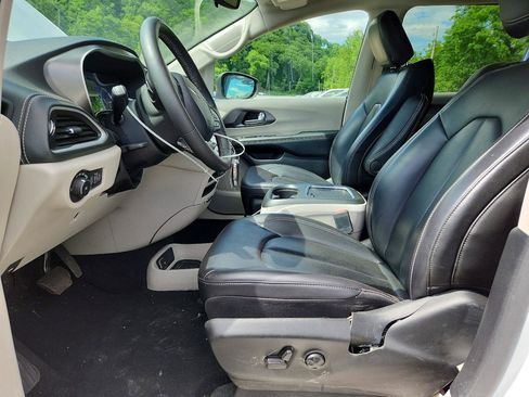 Used 2023 Chrysler Pacifica Touring-L FWD image 6