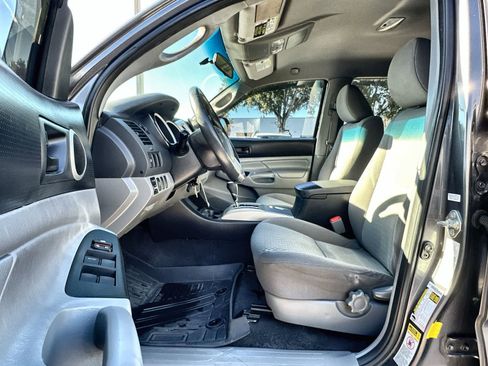 Used 2015 Toyota Tacoma PreRunner image 2