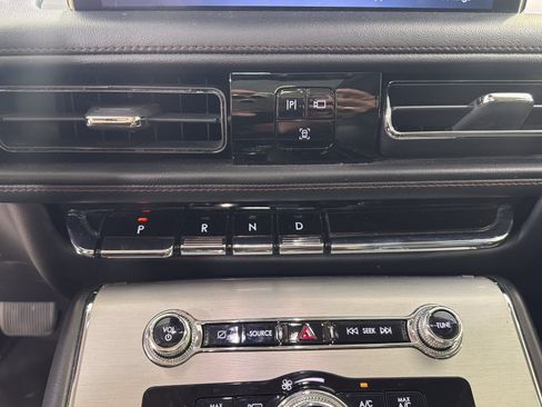 Used 2023 Lincoln Aviator 2WD w/ Premium Package image 18