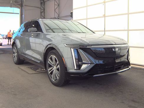 Used 2023 Cadillac Lyriq AWD image 3
