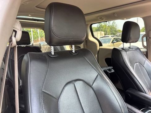 Used 2020 Chrysler Pacifica Limited FWD image 28
