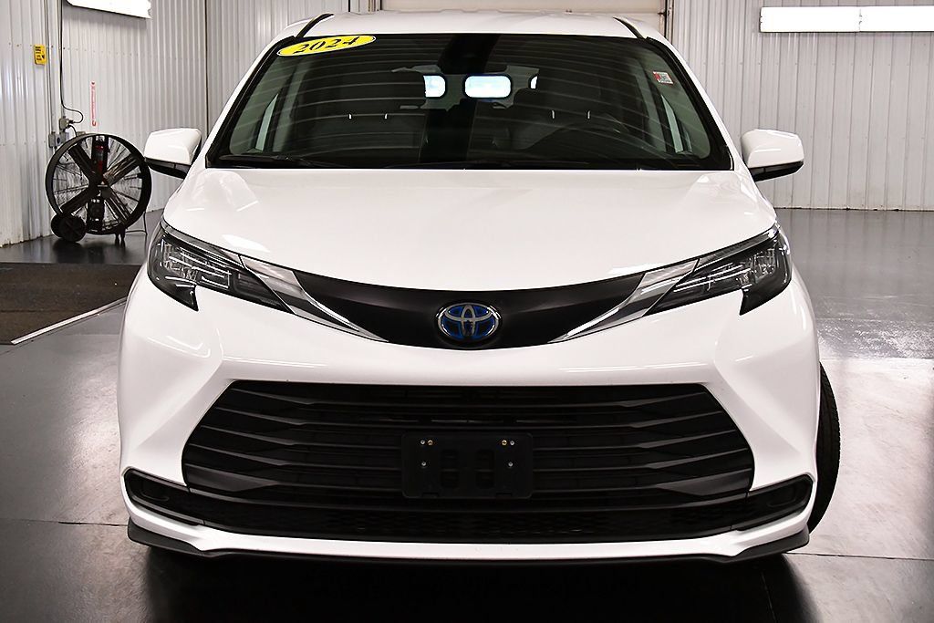 Used 2024 Toyota Sienna LE AWD/4WD image 2