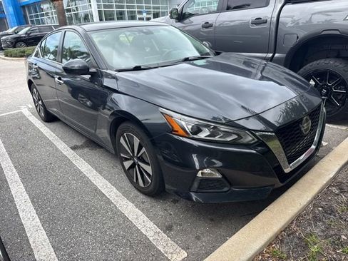 Used 2021 Nissan Altima 2.5 SV image 2