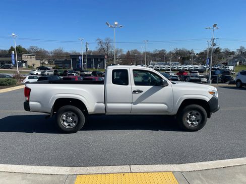 Used 2016 Toyota Tacoma SR image 6