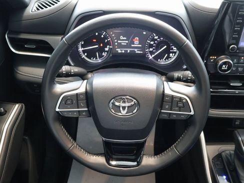 Used 2022 Toyota Highlander XSE image 13