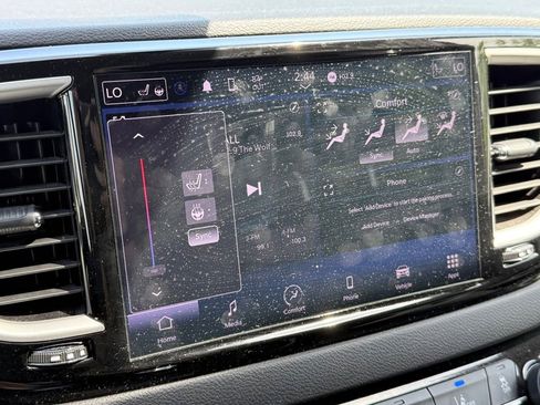 Used 2024 Chrysler Pacifica Touring-L FWD image 14