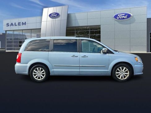 Used 2016 Chrysler Town & Country Limited Platinum FWD image 2