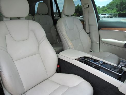 Used 2021 Volvo XC90 T6 Momentum w/ Advanced Package AWD/4WD image 9