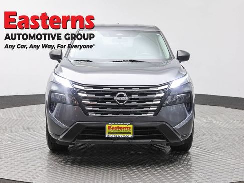 Used 2024 Nissan Rogue S AWD/4WD image 2