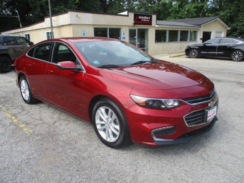 Used 2018 Chevrolet Malibu LT w/ Driver Confidence Package FWD image 4