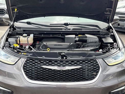 Used 2023 Chrysler Pacifica Touring-L FWD image 30