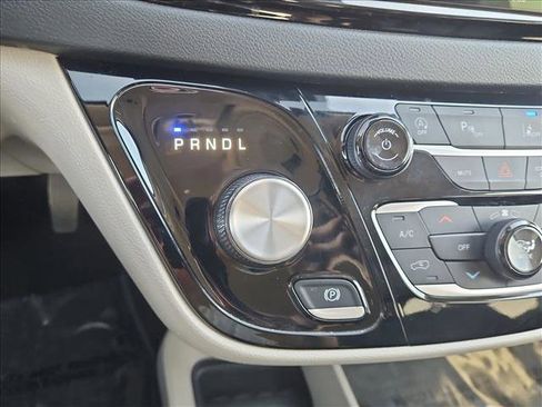 Used 2023 Chrysler Pacifica Touring-L image 12