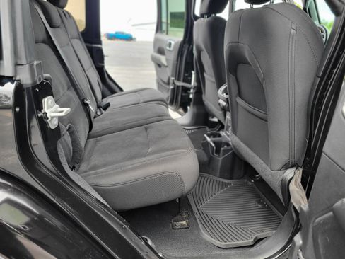 Used 2020 Jeep Wrangler Unlimited Sahara AWD/4WD image 28