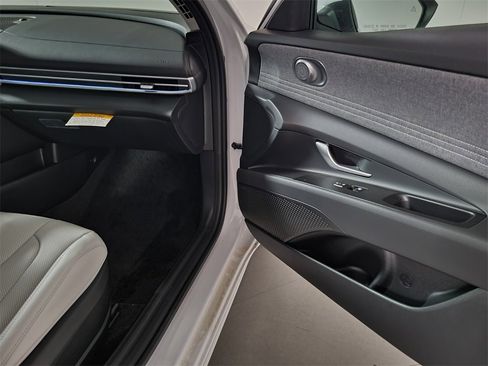 New 2025 Hyundai Elantra Limited image 22