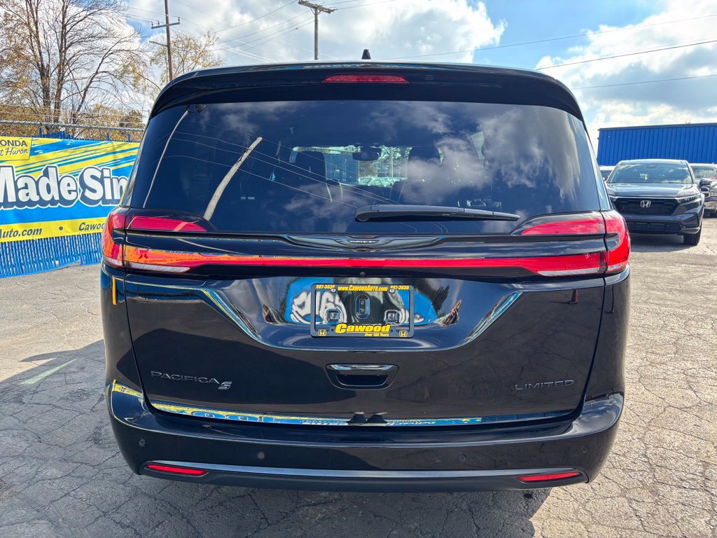 Used 2025 Chrysler Pacifica Limited FWD image 3
