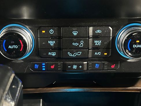 Used 2019 Ford F150 Lariat w/ Equipment Group 502A Luxury AWD/4WD image 91