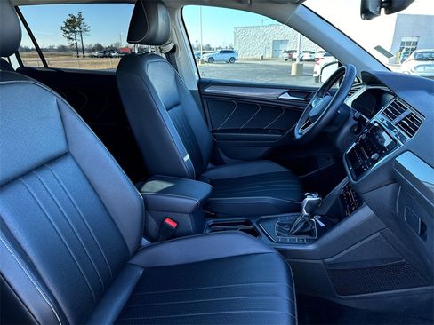 Used 2022 Volkswagen Tiguan SE w/ Panoramic Sunroof Package image 25