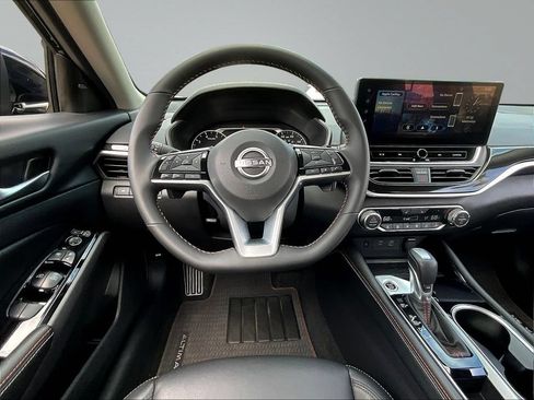 Used 2025 Nissan Altima 2.5 SR w/ SR Premium Package FWD image 10
