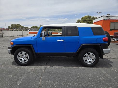 Used 2008 Toyota FJ Cruiser 2WD image 2