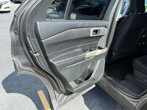 Used 2023 Ford Explorer XLT AWD/4WD image 19