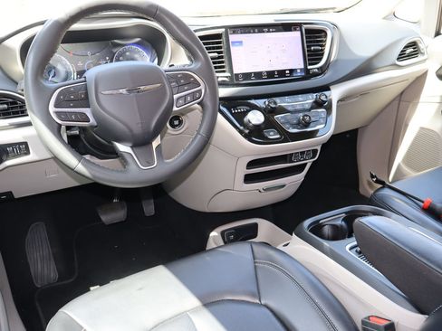 Used 2023 Chrysler Pacifica Touring-L FWD image 4