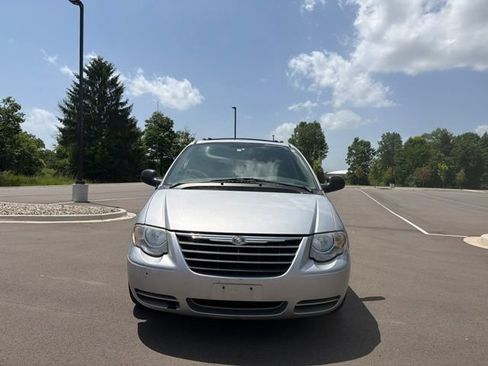 Used 2005 Chrysler Town & Country Touring FWD image 8
