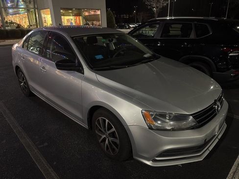 Used 2016 Volkswagen Jetta SE image 3