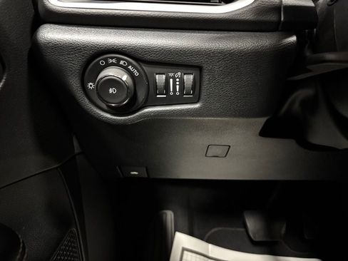 Used 2025 Chrysler Pacifica Select FWD image 16
