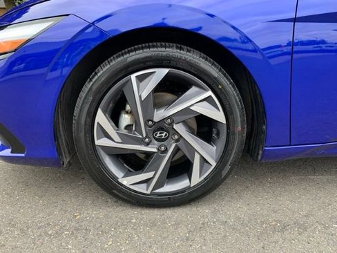 Certified 2024 Hyundai Elantra Limited FWD image 9