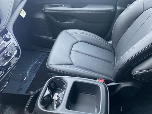 New 2026 Chrysler Pacifica Select w/ S Appearance Package image 16
