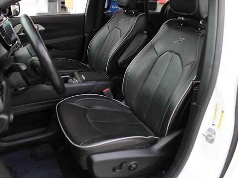 Used 2023 Chrysler Pacifica Limited w/ S Appearance Package FWD image 14