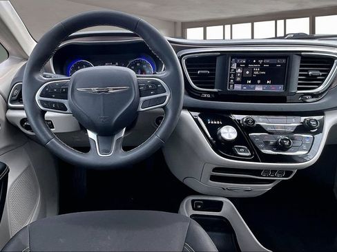 Used 2023 Chrysler Voyager LX image 6