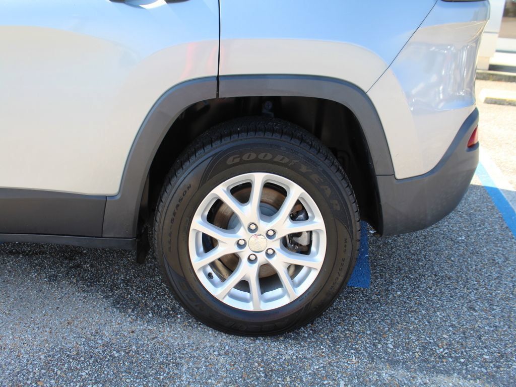Used 2016 Jeep Cherokee Sport AWD/4WD image 18