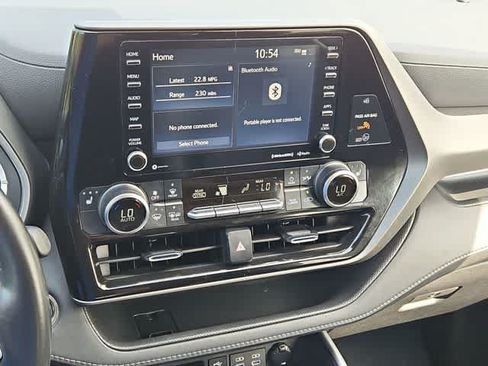 Used 2022 Toyota Highlander XLE AWD/4WD image 23