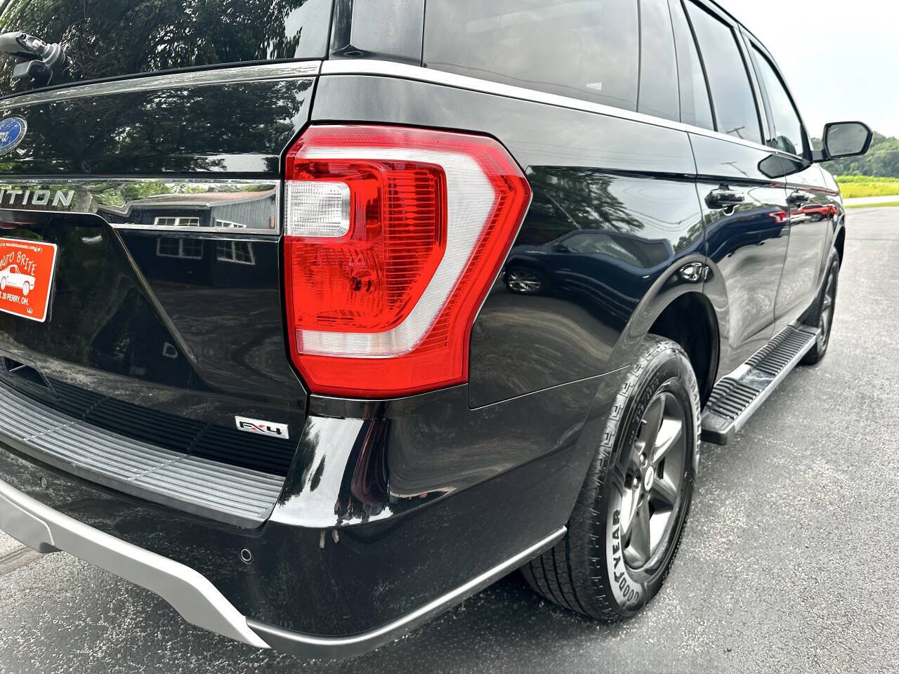 Used 2018 Ford Expedition XLT w/ Equipment Group 202A AWD/4WD image 7