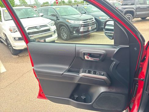 Used 2019 Toyota Tacoma TRD Sport w/ Technology Package AWD/4WD image 32