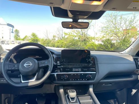 Used 2025 Nissan Pathfinder Platinum w/ Black Appearance Package AWD/4WD image 13