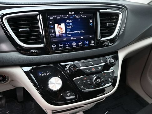 Used 2020 Chrysler Pacifica Touring w/ Tire & Wheel Group FWD image 10