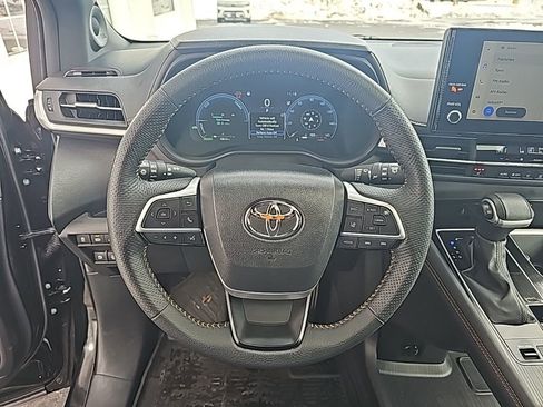 Used 2025 Toyota Sienna XLE Woodland Edition image 16