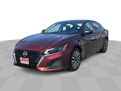 Used 2024 Nissan Altima 2.5 SV FWD image 1