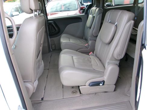 Used 2015 Chrysler Town & Country Touring image 6