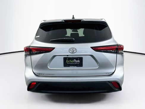Used 2022 Toyota Highlander LE FWD image 7