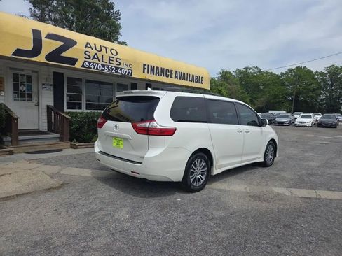 Used 2018 Toyota Sienna XLE w/ XLE Navigation Package image 5