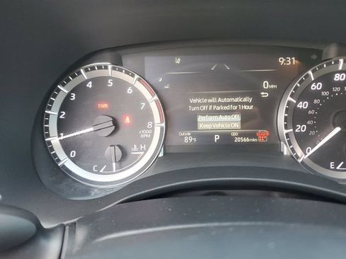 Used 2024 Toyota Highlander XLE FWD image 25