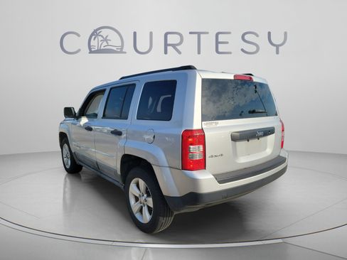 Used 2011 Jeep Patriot Sport w/ Tire & Wheel Group AWD/4WD image 2