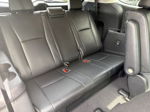 Used 2022 Toyota Highlander XLE FWD image 16