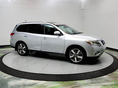 Used 2015 Nissan Pathfinder Platinum w/ Family Entertainment Package FWD image 3
