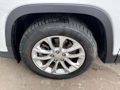 Used 2019 Jeep Cherokee Latitude w/ Popular Appearance Group image 11